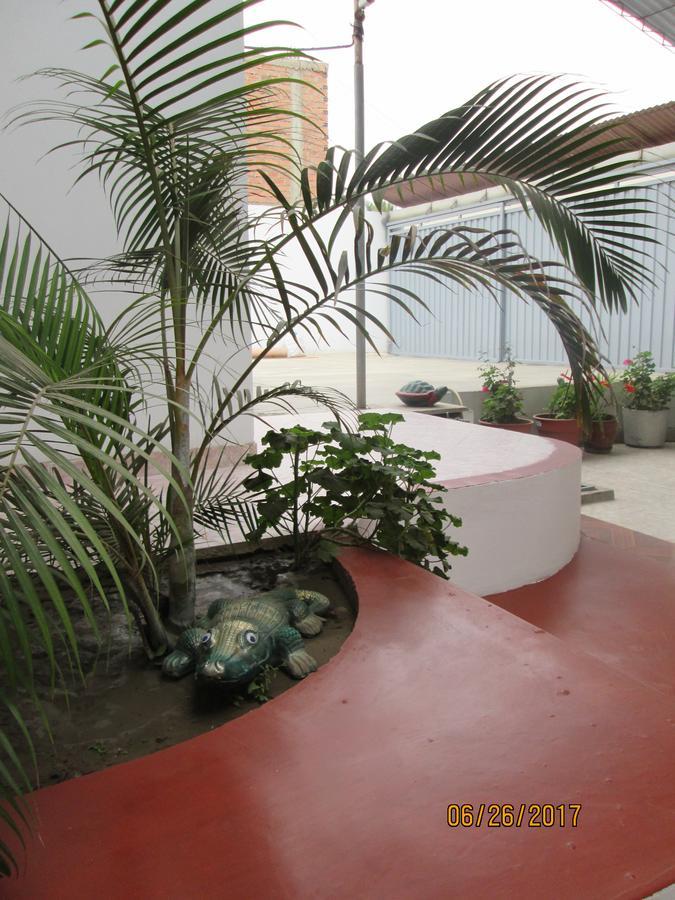Hostal Caprichos Huacho Esterno foto