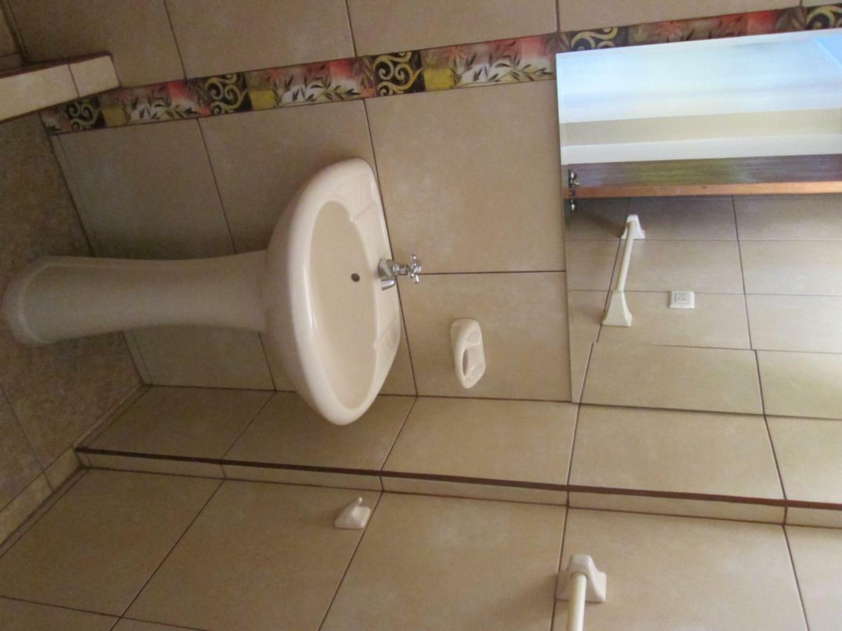 Hostal Caprichos Huacho Esterno foto